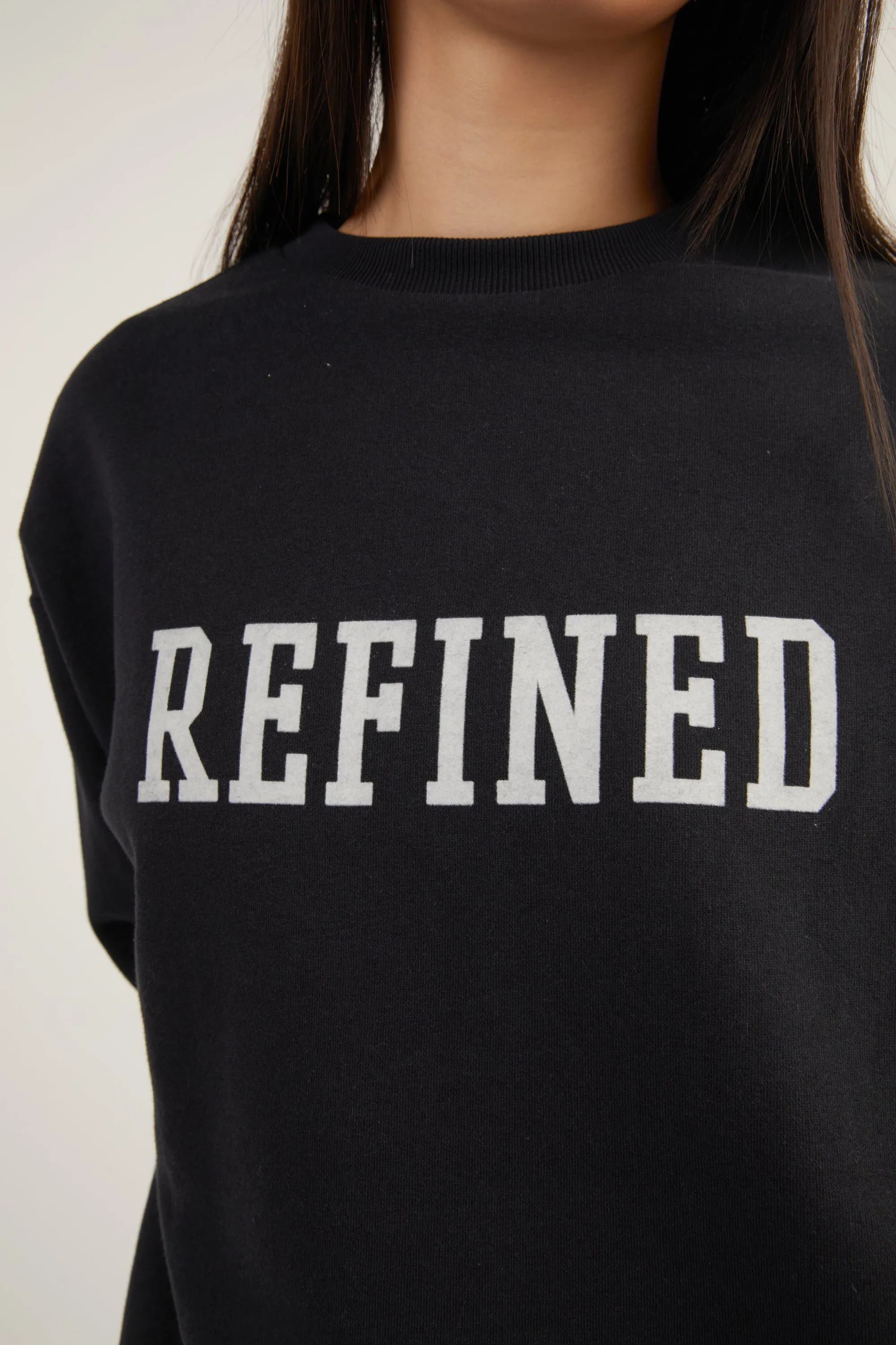 REFINED GRAPHIC LETTERING SWEATSHIRT